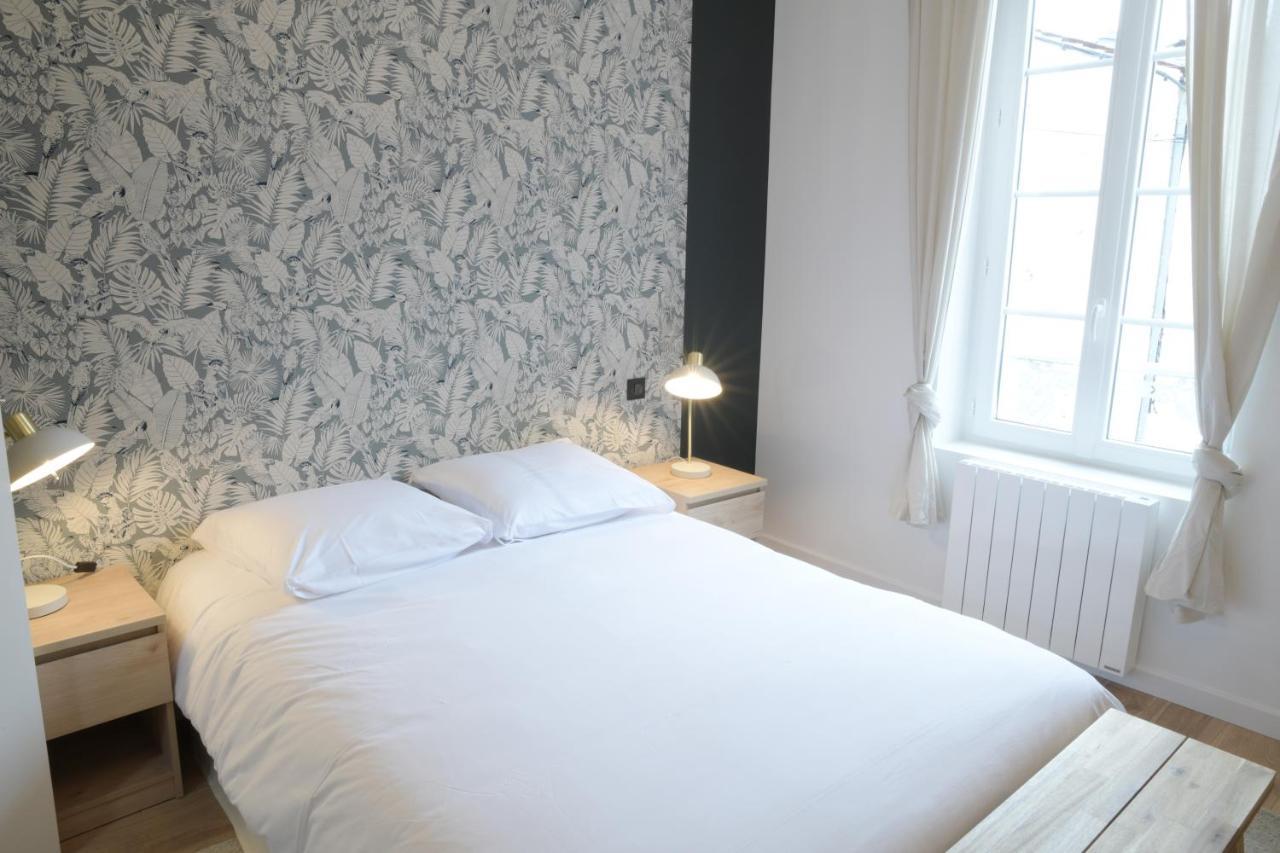 T3 De Charme Situe En Hyper Centre Avec Wifi, Linge, Draps, Savons Et Serviettes Fournis Cognac Room photo